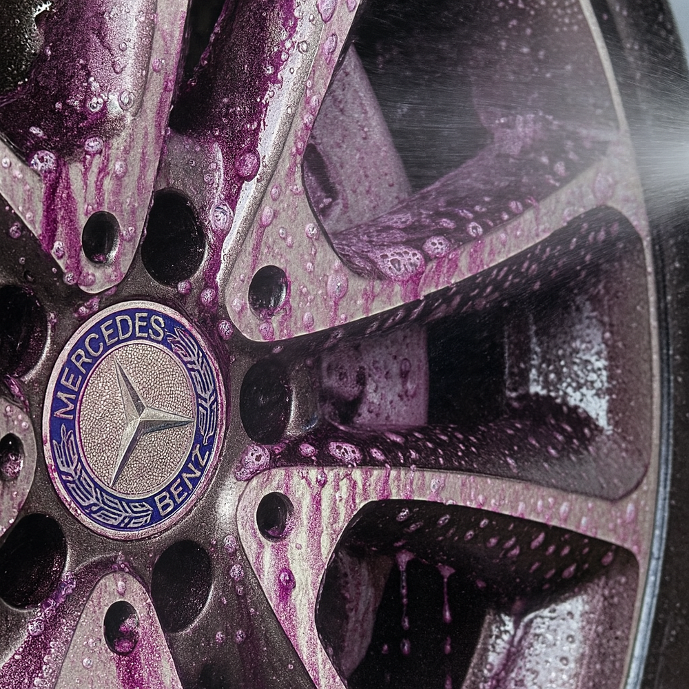 Ultra Wheel Cleaner bei der Felgenreinigung mit lila Wirkindikator