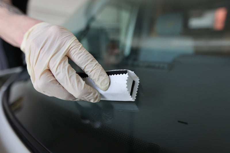 Glass-Coat wordt met een applicator op de voorruit aangebracht