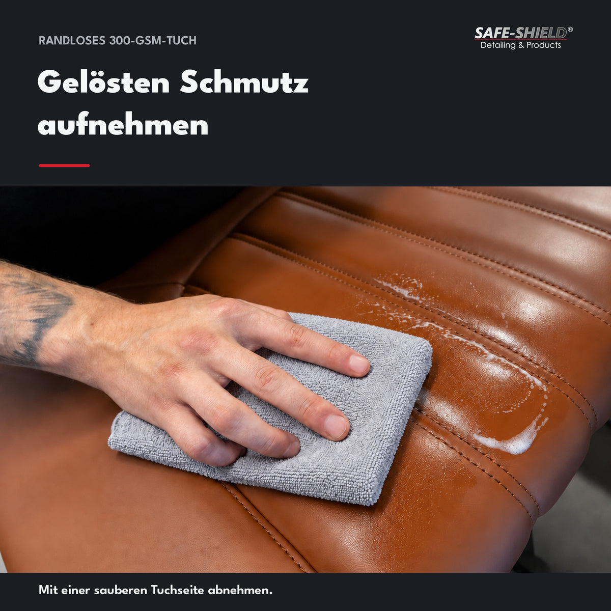 Ein graues, randloses Mikrofasertuch nimmt gelösten Schmutz und Reinigungsschaum vom braunen Ledersitz auf.