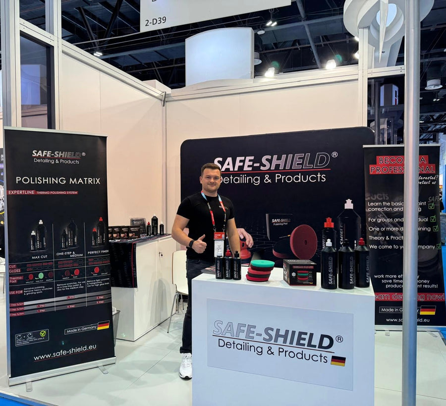 Tim Kohl am Safe-Shield-Messestand in Dubai mit Produkten und Polierpads